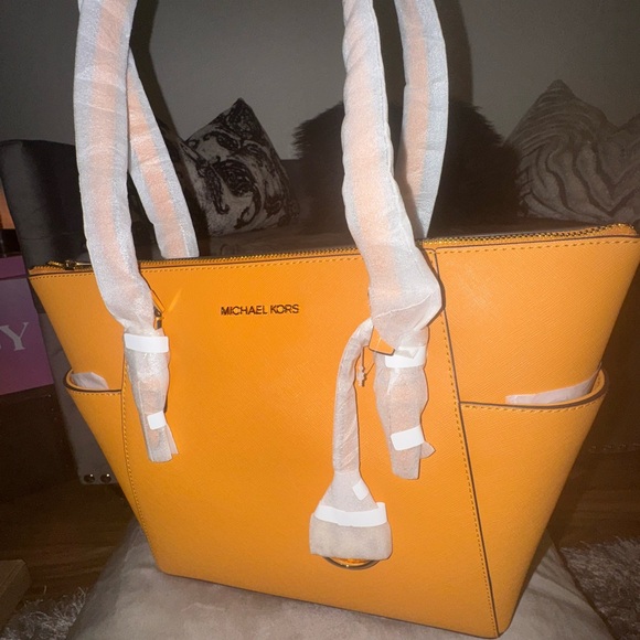 Michael Kors Charlotte Large Saffiano Leather Top-Zip Tote Bag - Picture 3 of 4